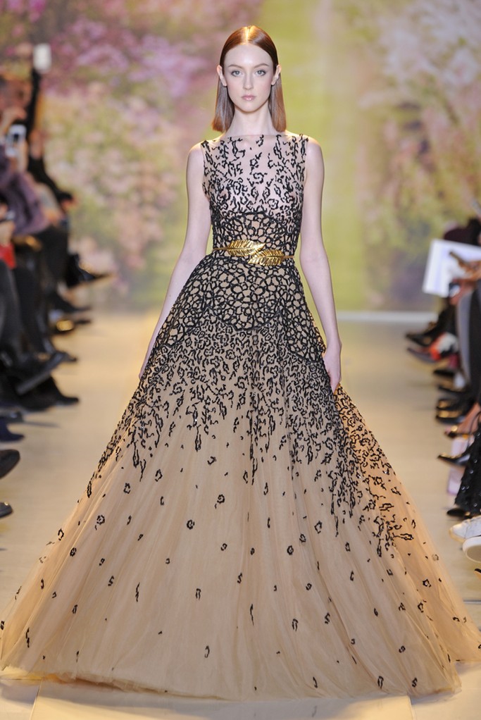 تور بيج مطرز بالأسود فستان رائع من تصميم زهير مراد من مجموعة #CoutureSpring2014 #dresses
